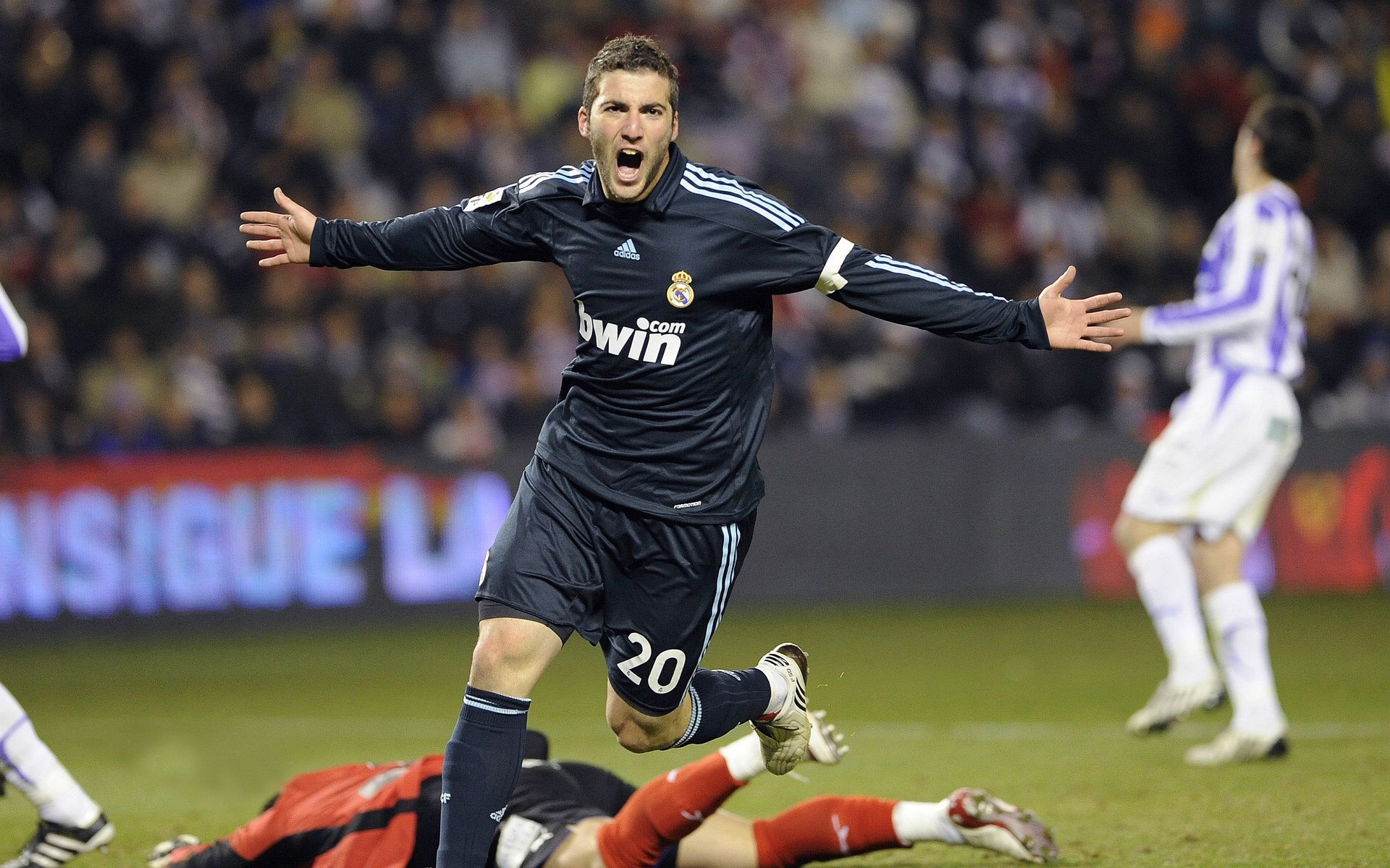 体育巅峰日，泰国队绝杀马来西亚队，安赛龙统治全场